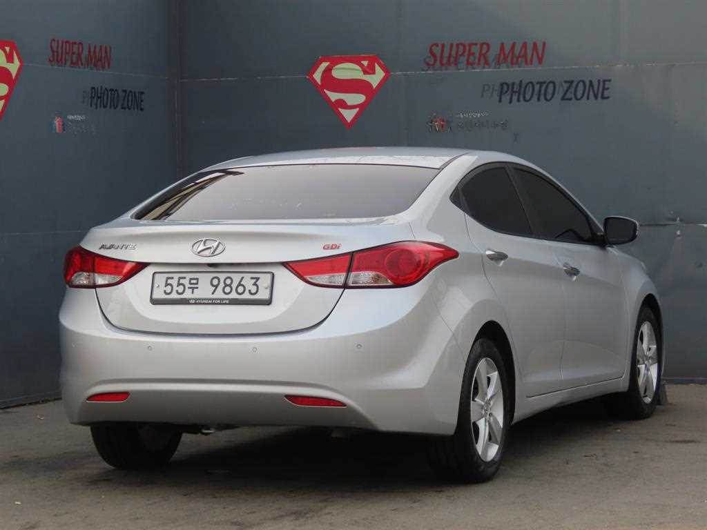 HYUNDAI Avante - Vista 3