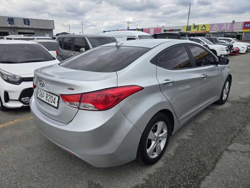 HYUNDAI Avante - Vista 5