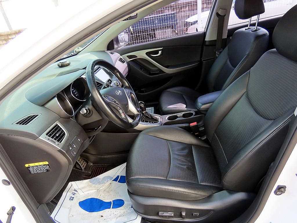 HYUNDAI Avante - Vista 5