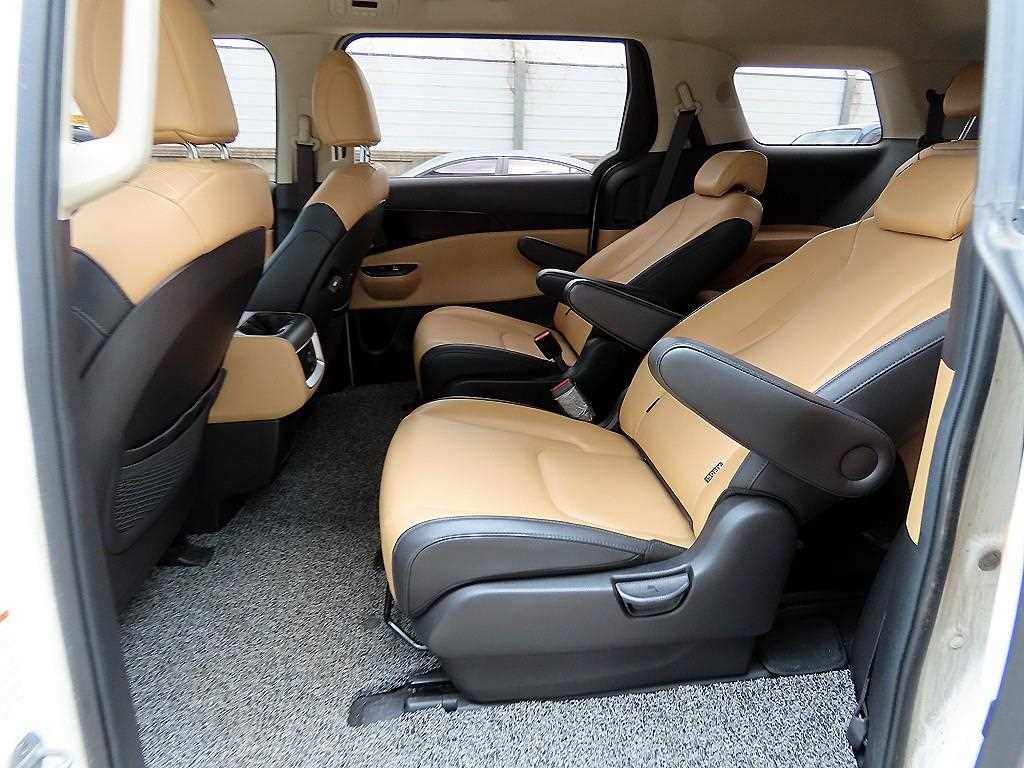 KIA Carnival - Vista 5