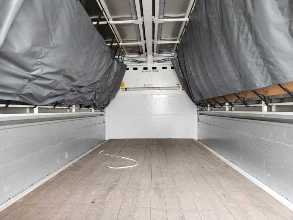 medium and large cargo truck - Vista 9