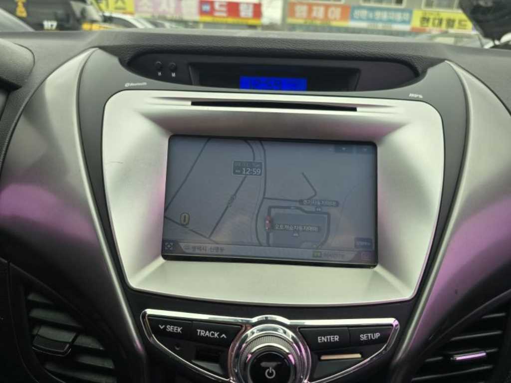 HYUNDAI Avante - Vista 10