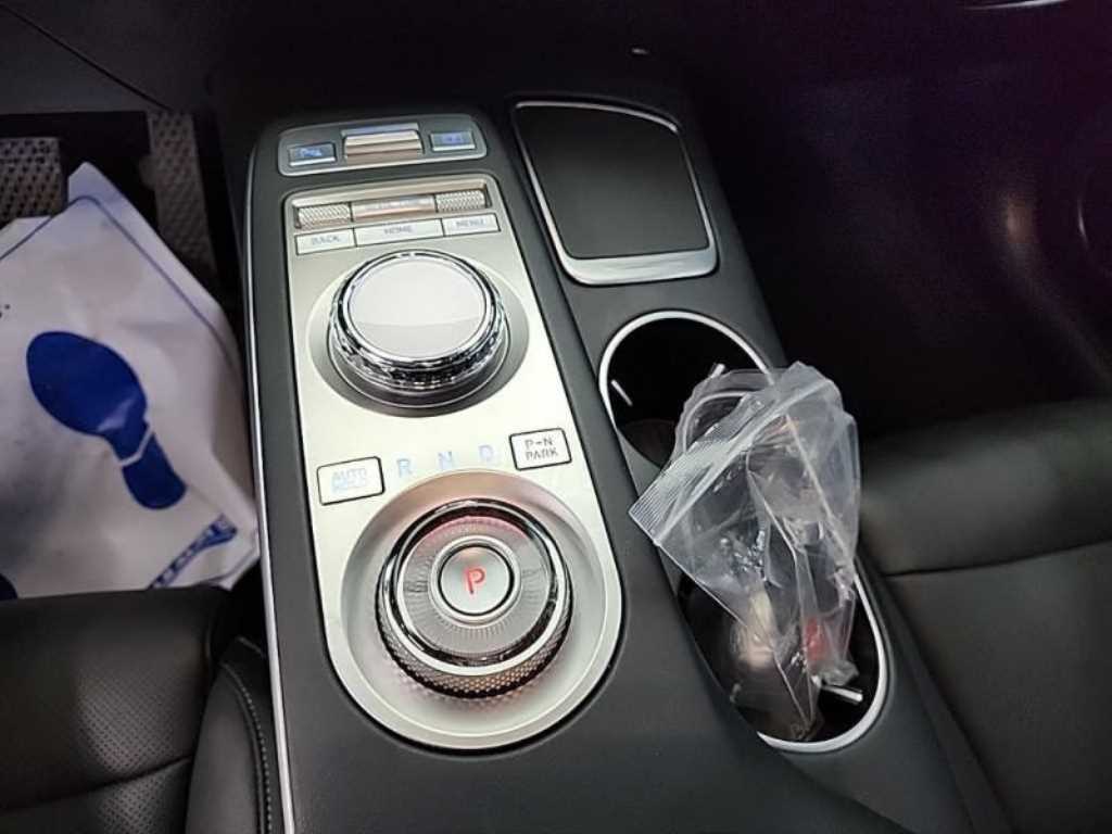 Genesis GV70 - Vista 8