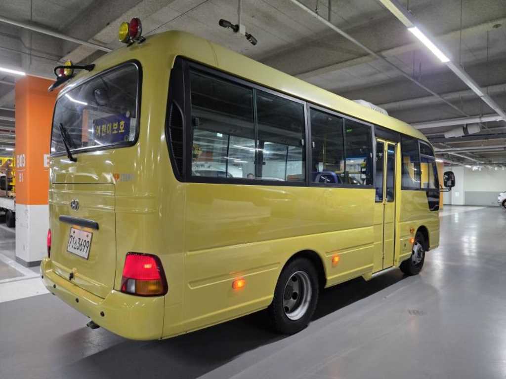 medium and large bus Hyundai bus - Vista 4