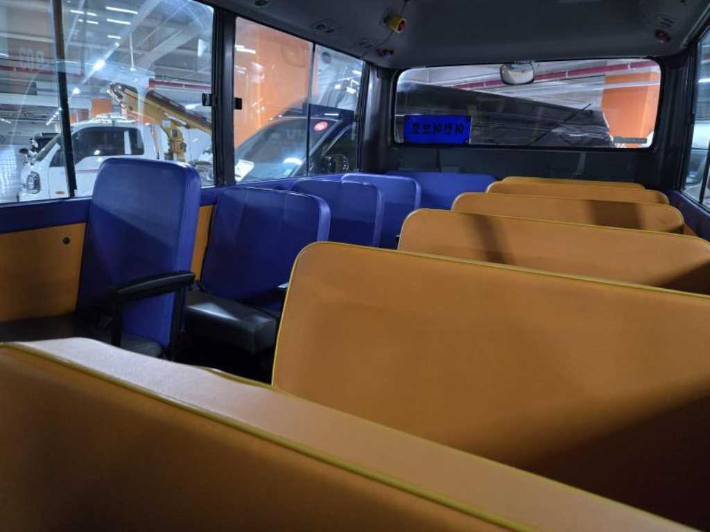 medium and large bus Hyundai bus - Vista 12