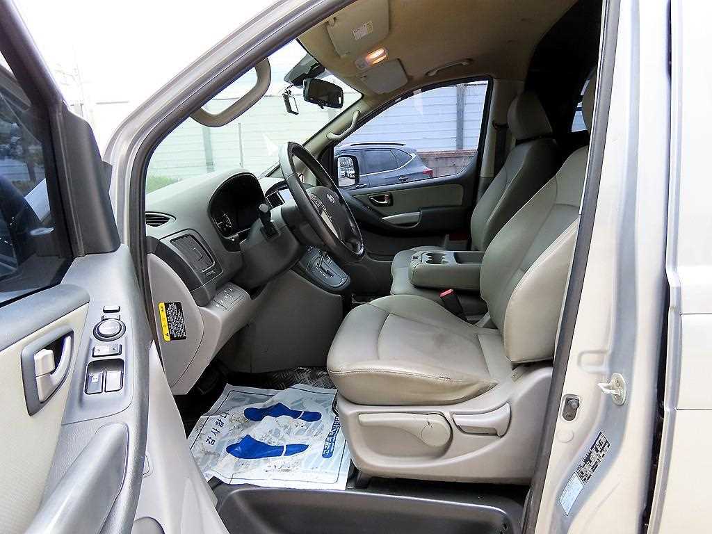 HYUNDAI Starex - Vista 5