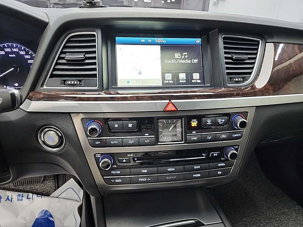 HYUNDAI Genesis - Vista 10