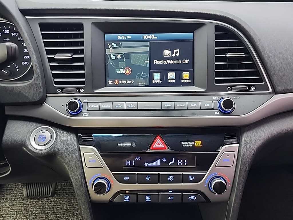 HYUNDAI Avante - Vista 10