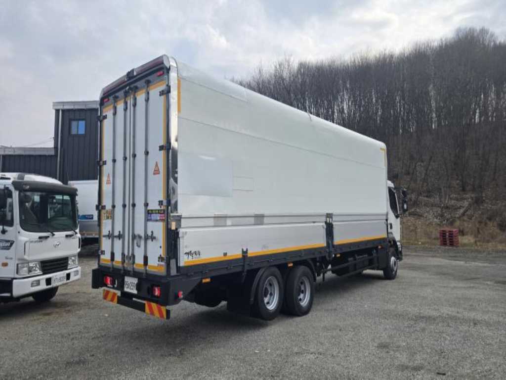 medium and large cargo truck - Vista 7