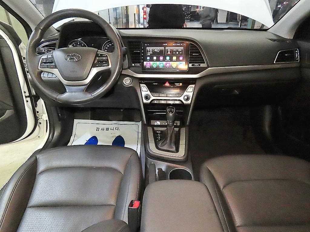 HYUNDAI Avante - Vista 10