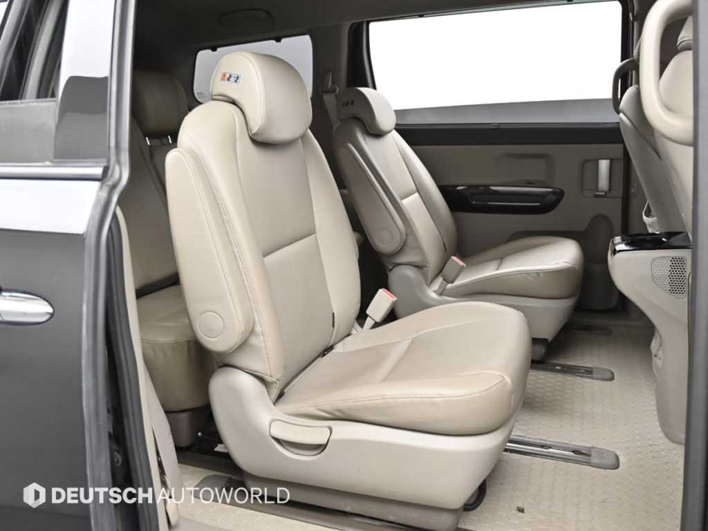 KIA Carnival - Vista 12