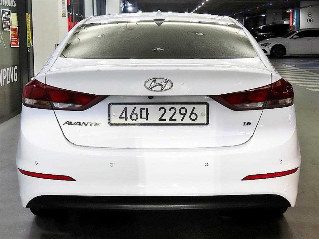 HYUNDAI Avante - Vista 5