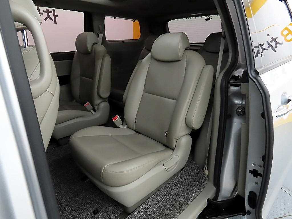 KIA Carnival - Vista 6