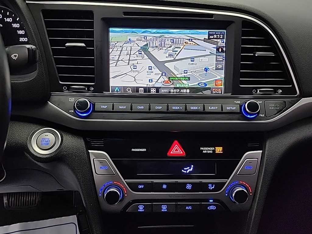 HYUNDAI Avante - Vista 10