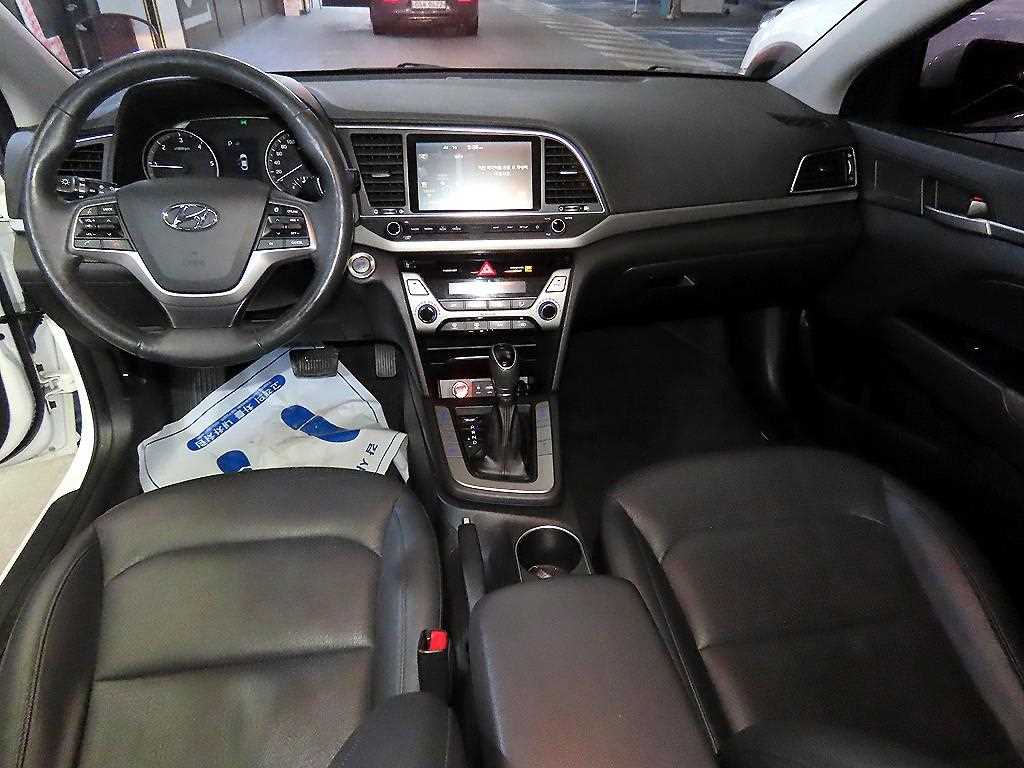 HYUNDAI Avante - Vista 10