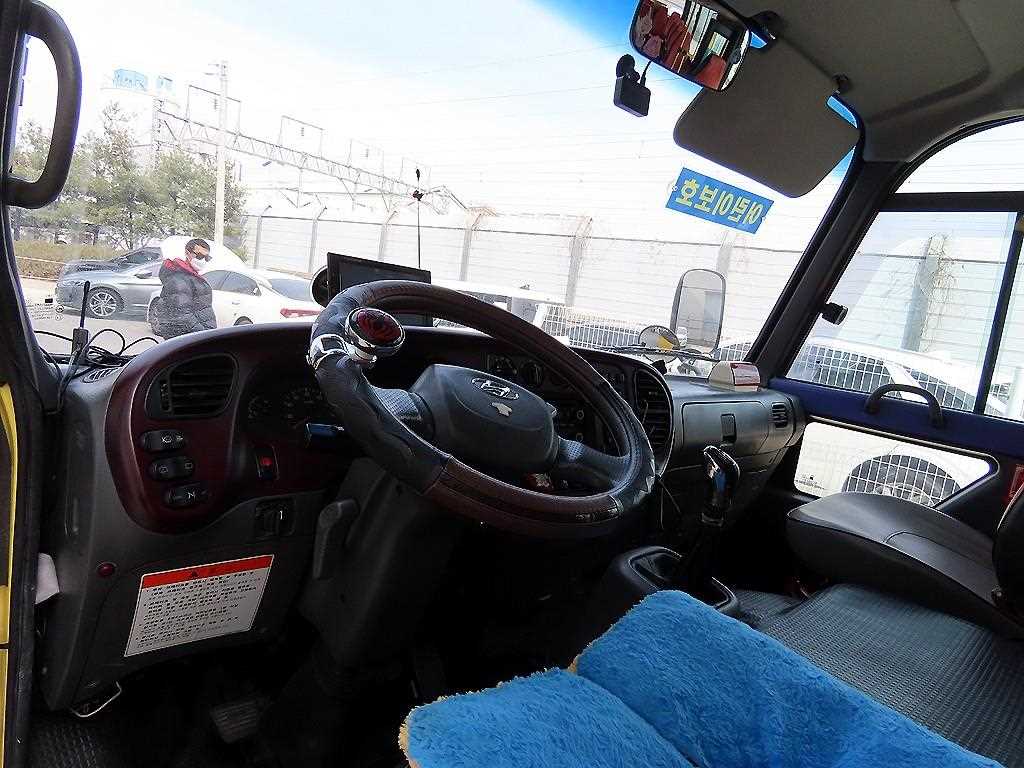 medium and large bus Hyundai bus - Vista 9