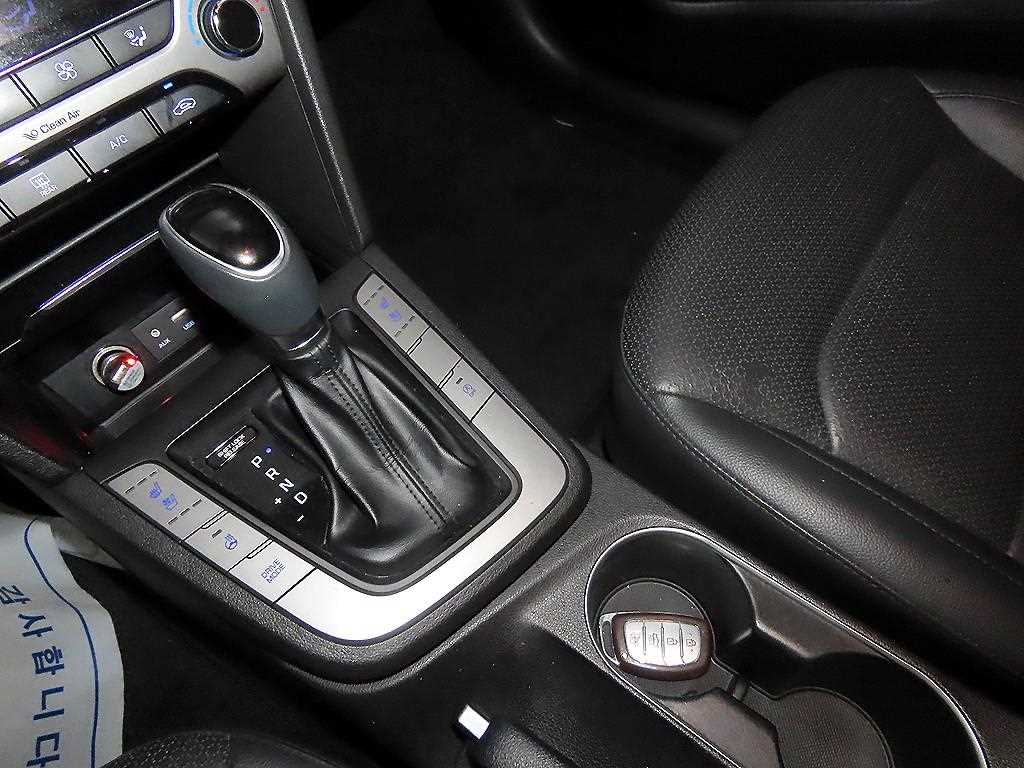 HYUNDAI Avante - Vista 12