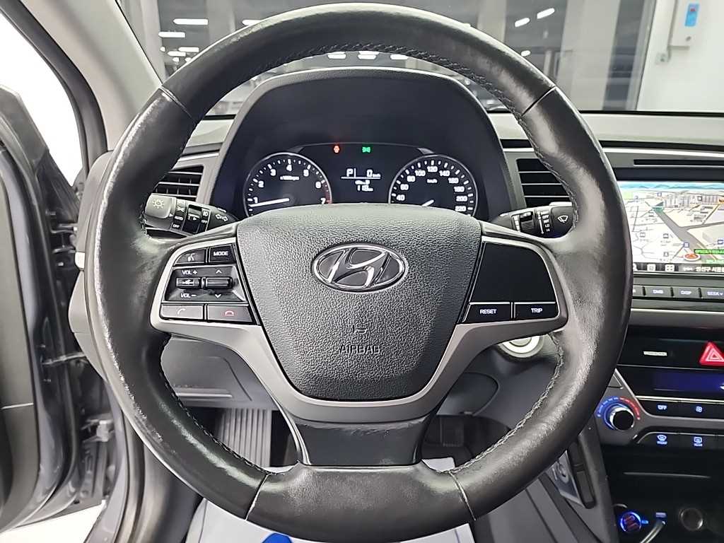 HYUNDAI Avante - Vista 9