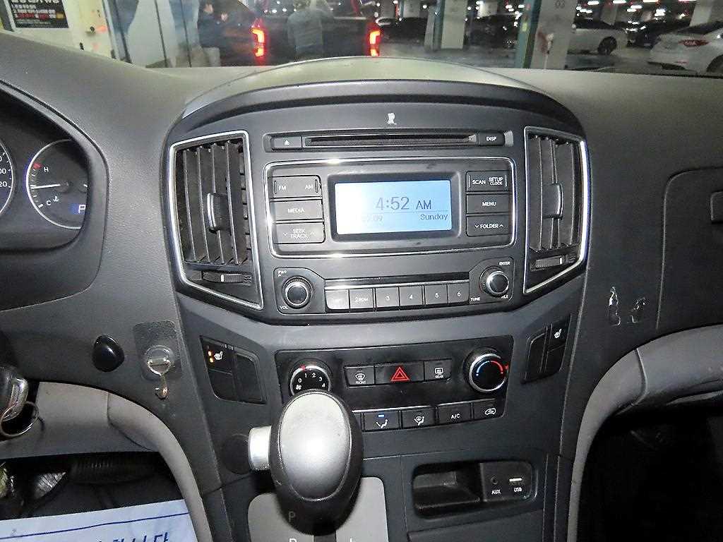 HYUNDAI Starex - Vista 10