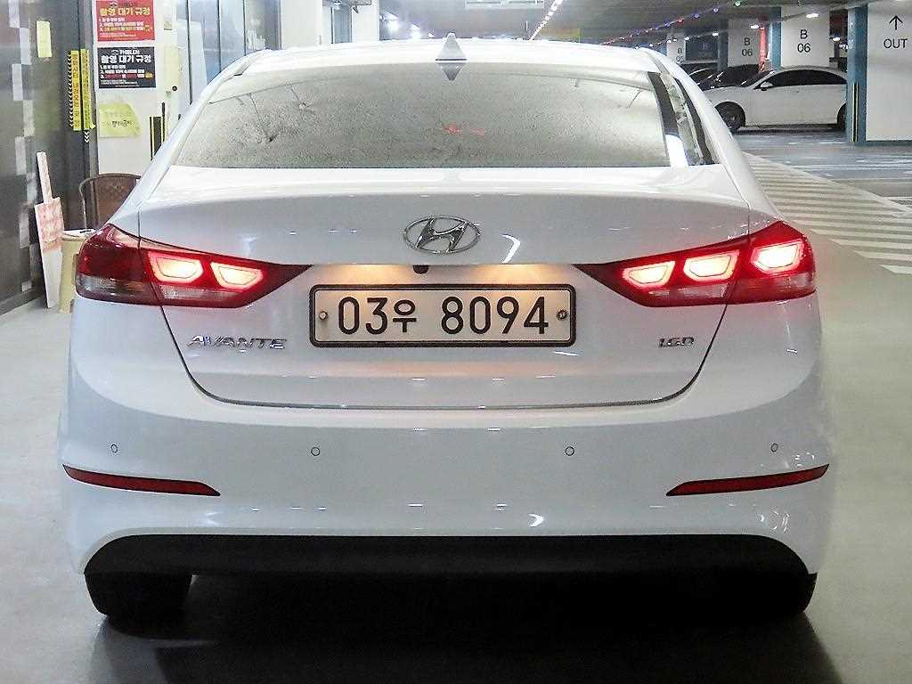 HYUNDAI Avante - Vista 5