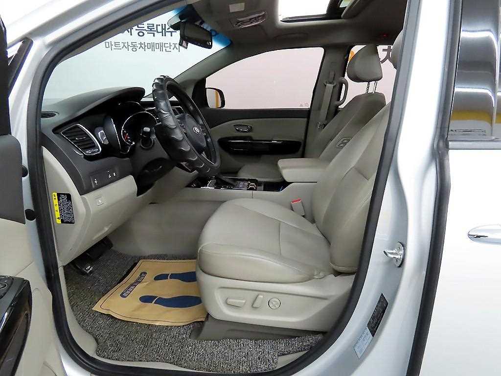 KIA Carnival - Vista 5