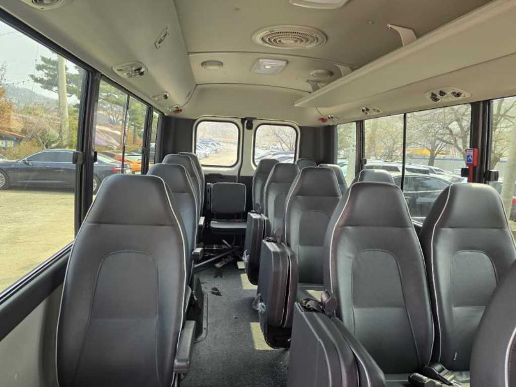 medium and large bus Hyundai bus - Vista 8