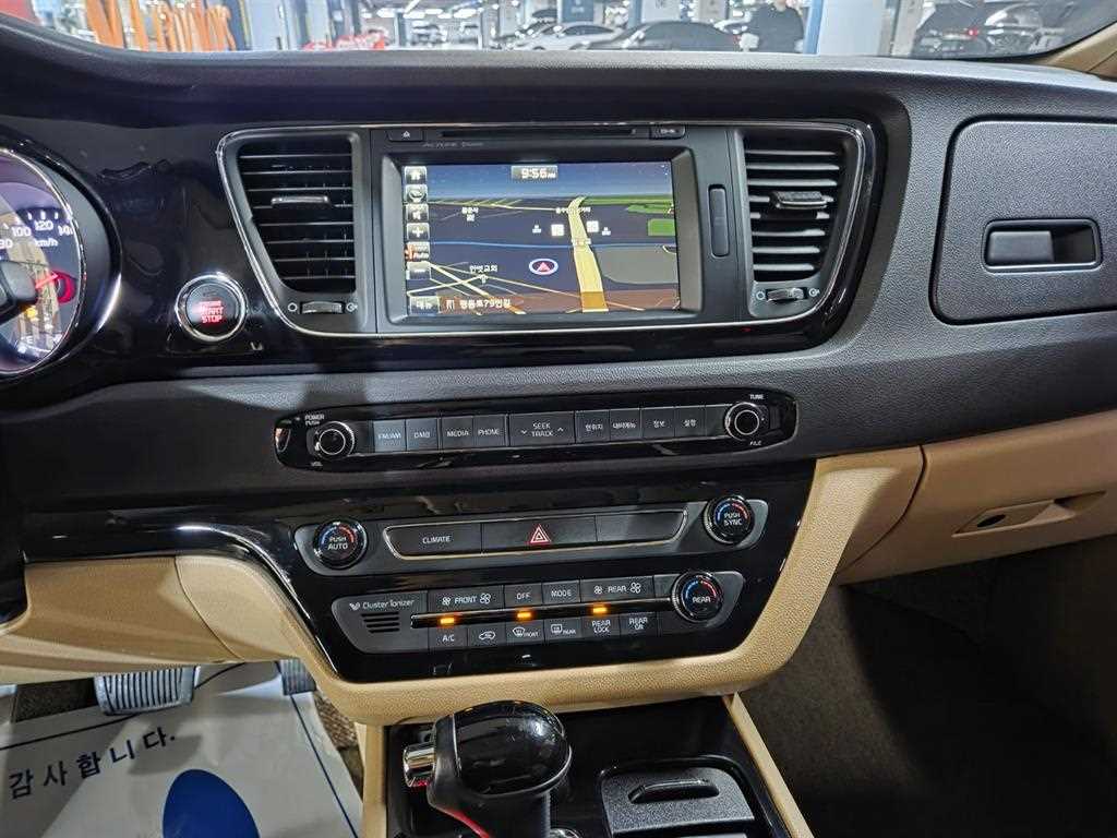 KIA Carnival - Vista 9