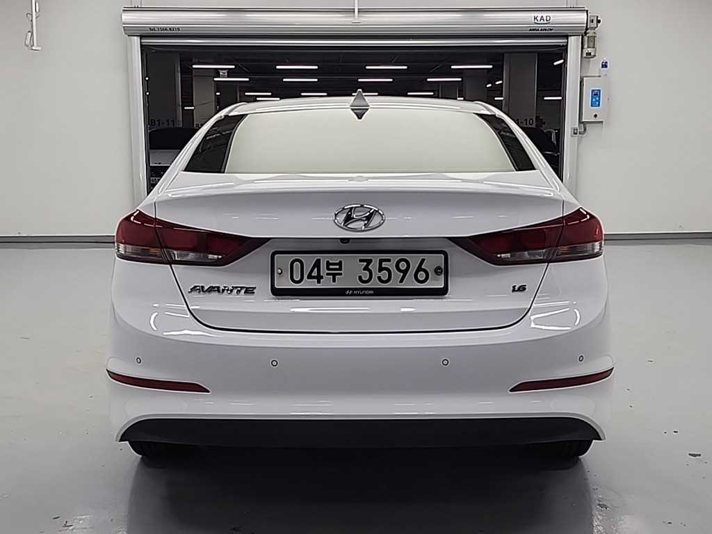 HYUNDAI Avante - Vista 3