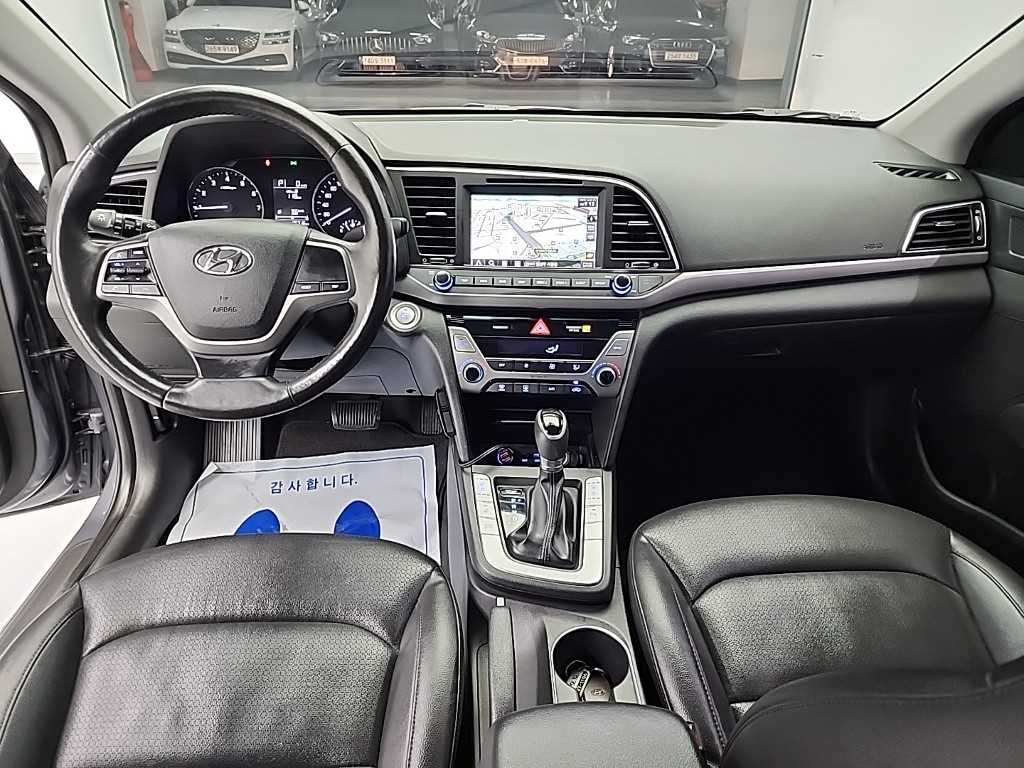 HYUNDAI Avante - Vista 7