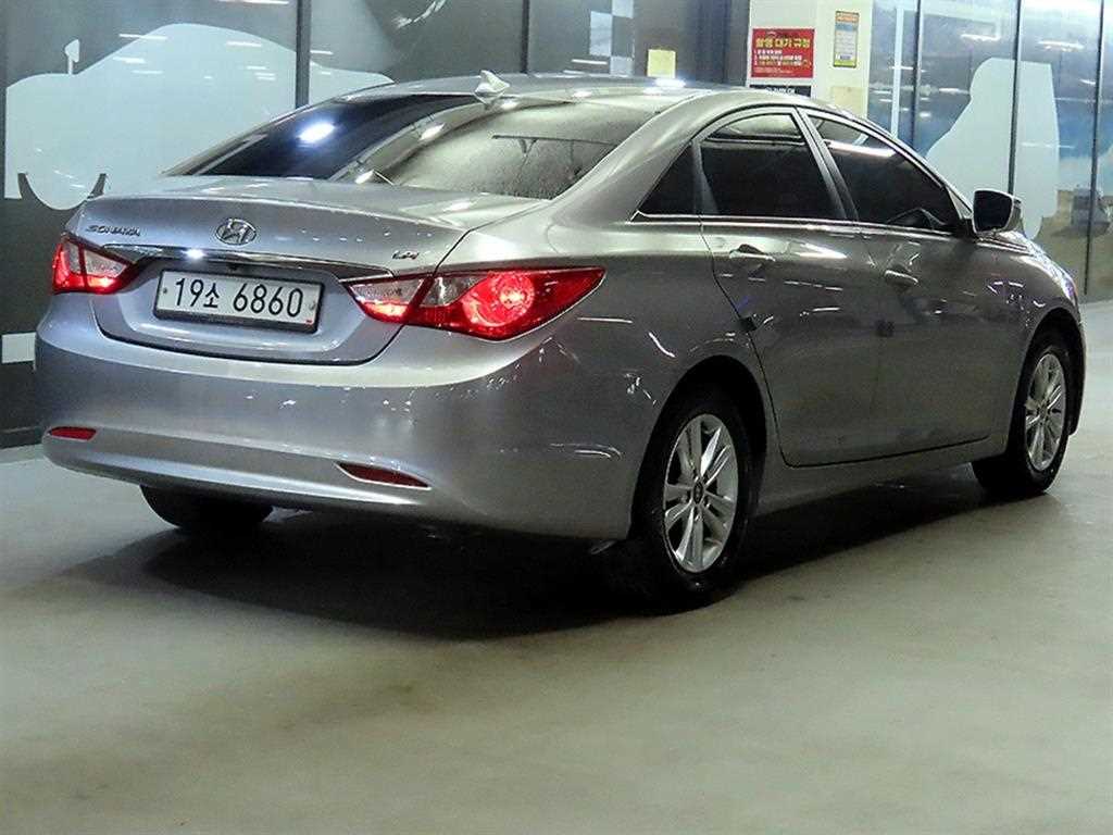 HYUNDAI Sonata - Vista 4