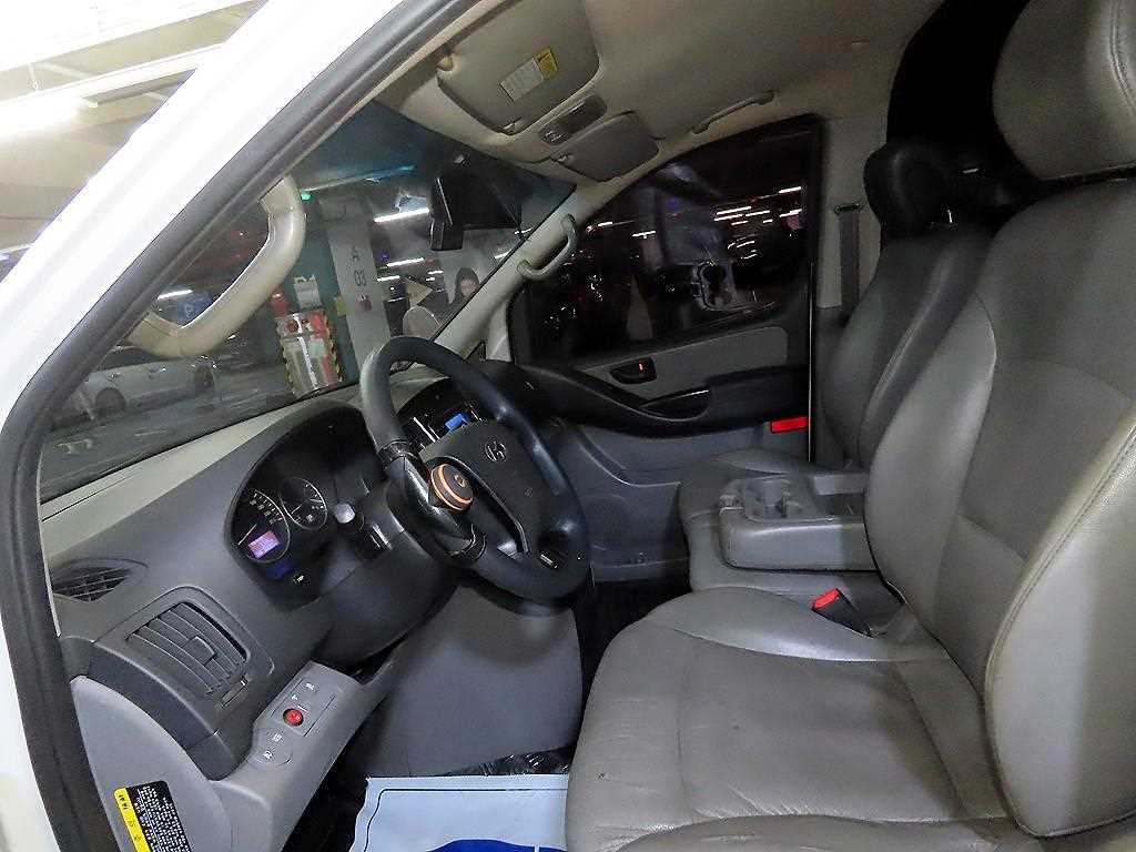 HYUNDAI Starex - Vista 6