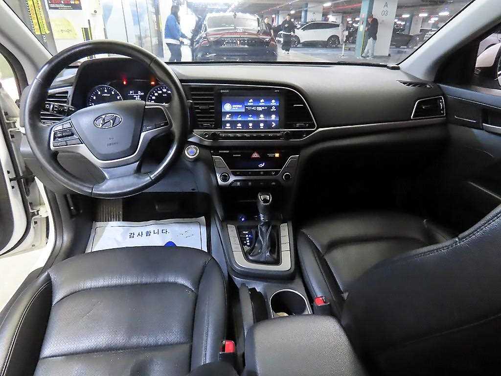 HYUNDAI Avante - Vista 10