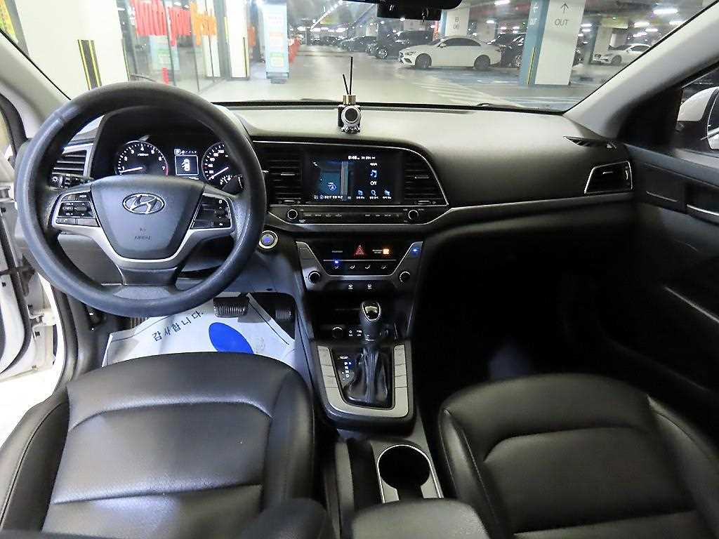 HYUNDAI Avante - Vista 10