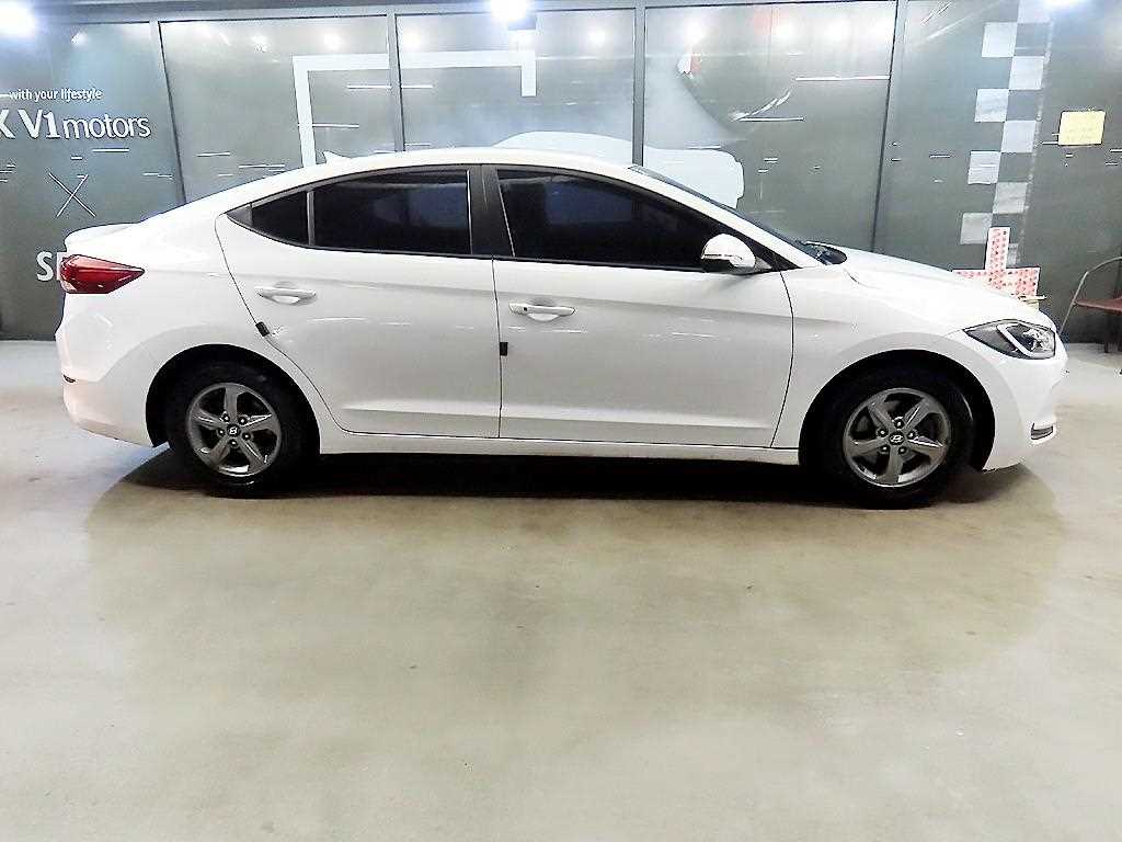 HYUNDAI Avante - Vista 3