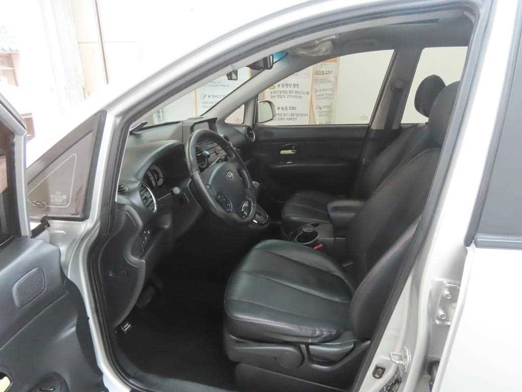 KIA Carens - Vista 5