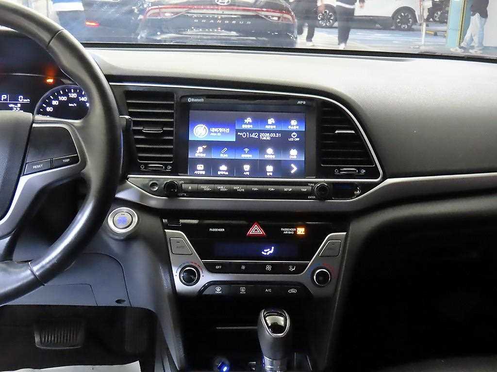 HYUNDAI Avante - Vista 11