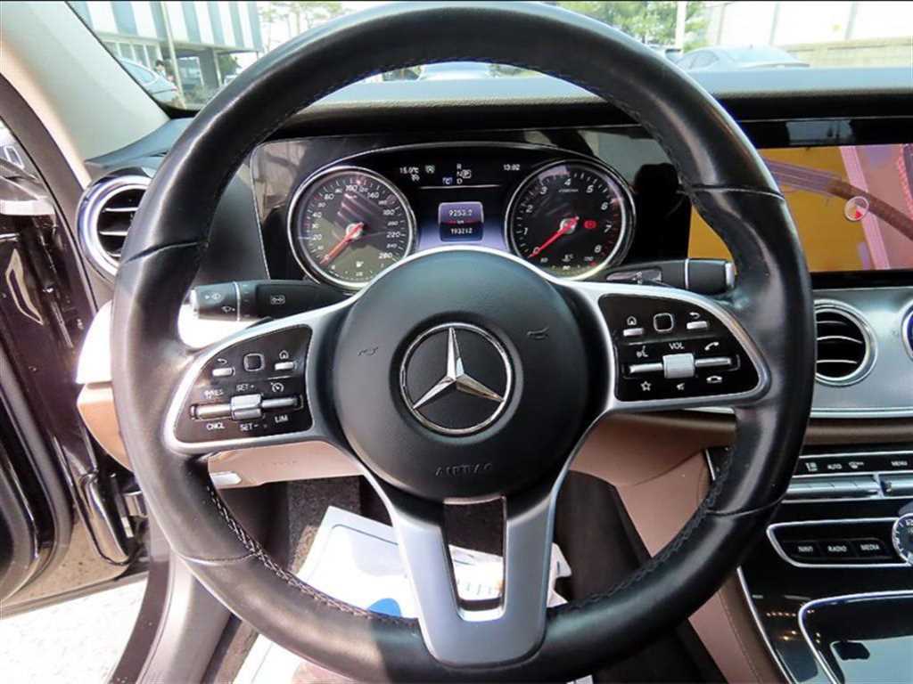 Mercedes Benz E class - Vista 8