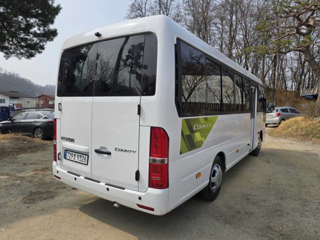 medium and large bus Hyundai bus - Vista 5