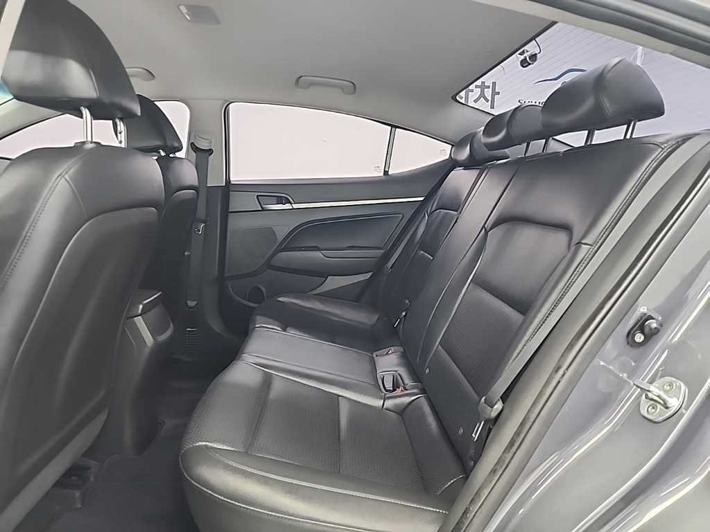 HYUNDAI Avante - Vista 12