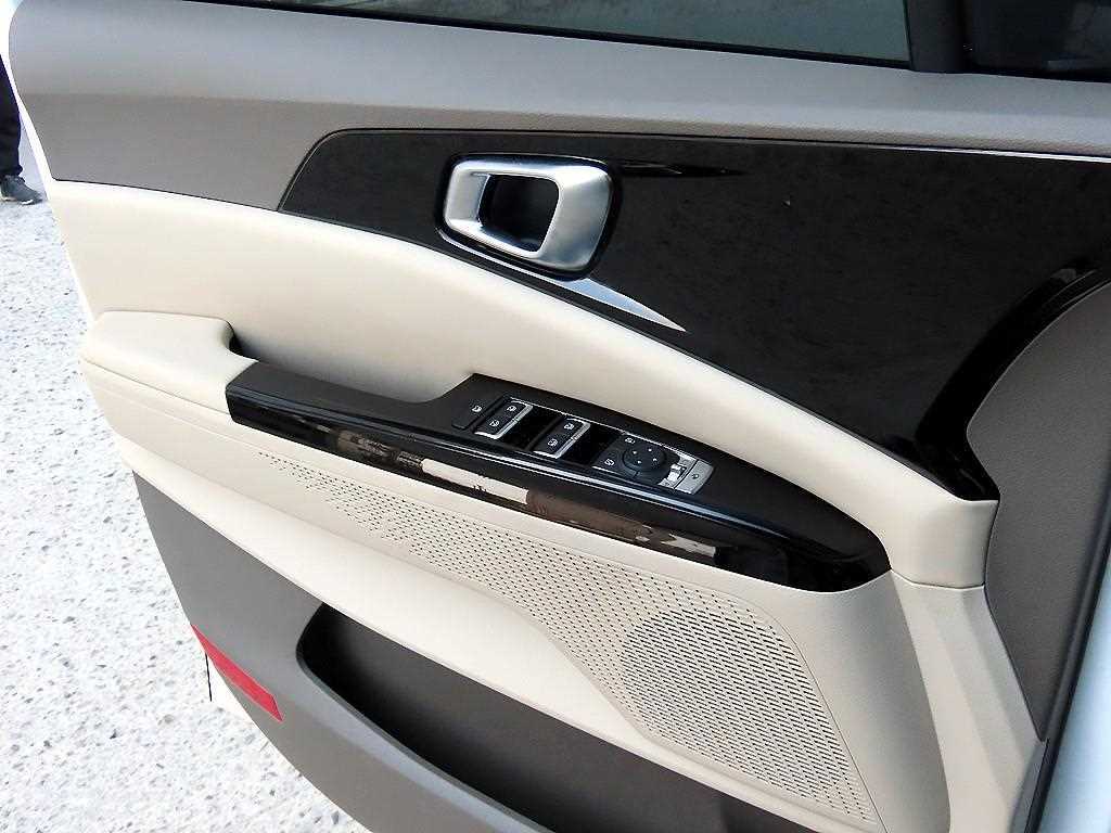 KIA Carnival - Vista 12