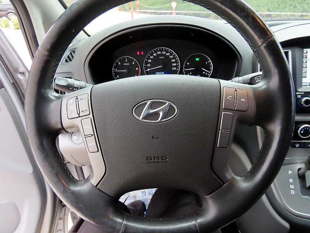 HYUNDAI Starex - Vista 8