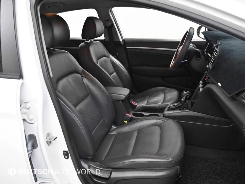 HYUNDAI Avante - Vista 10