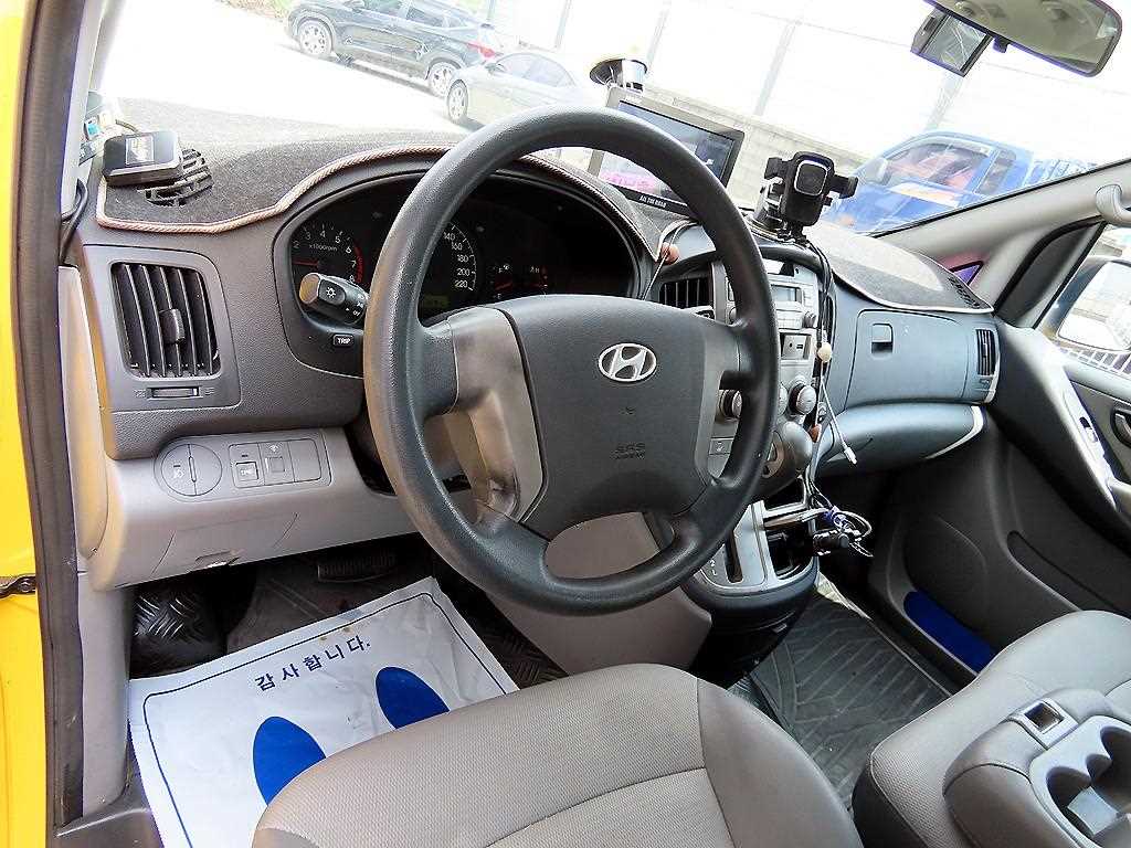 HYUNDAI Starex - Vista 8