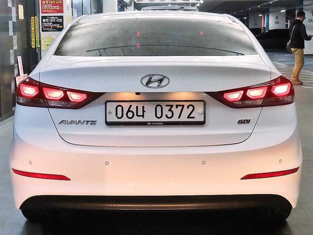 HYUNDAI Avante - Vista 5