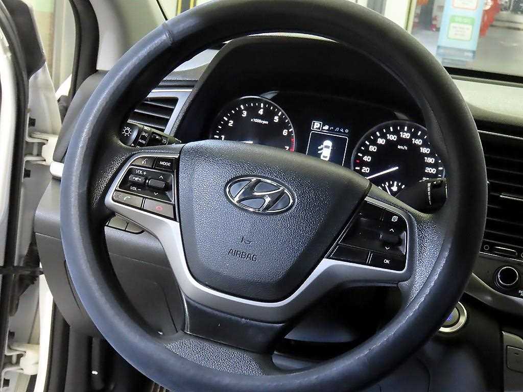 HYUNDAI Avante - Vista 8