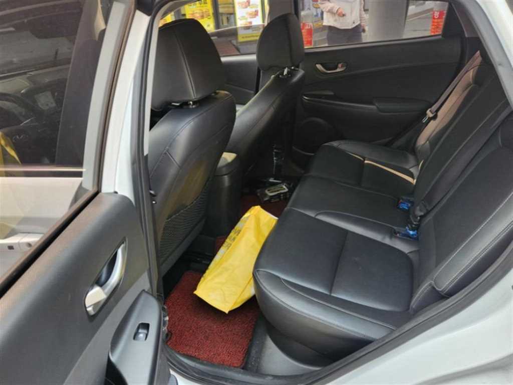 HYUNDAI Kona - Vista 7