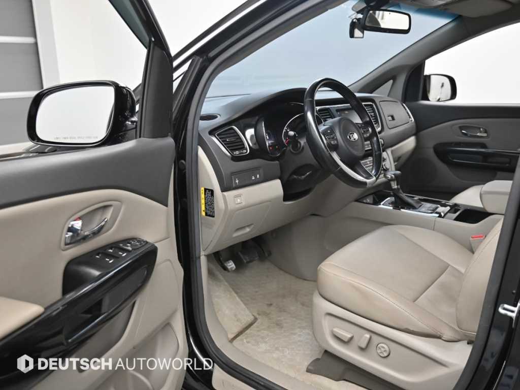 KIA Carnival - Vista 11