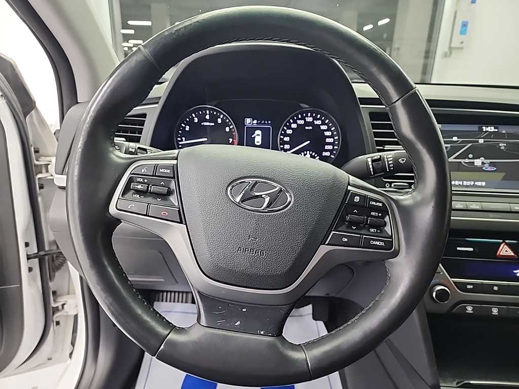 HYUNDAI Avante - Vista 9