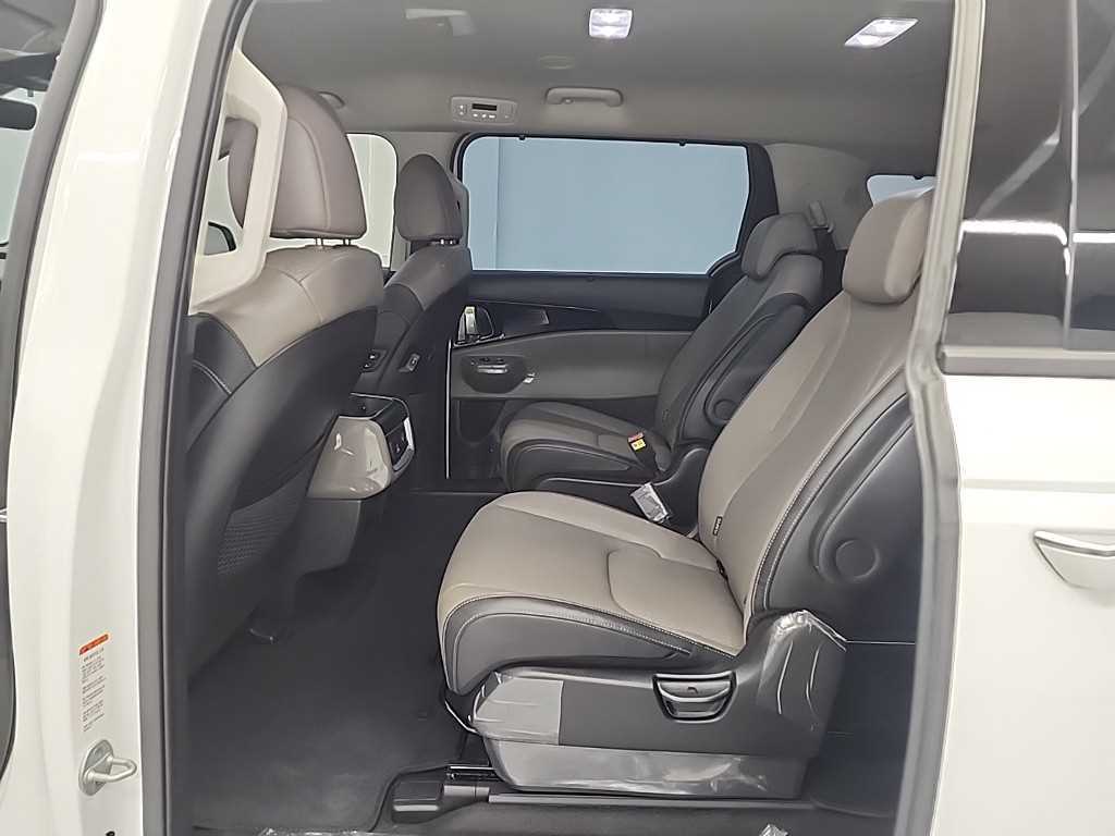 KIA Carnival - Vista 12