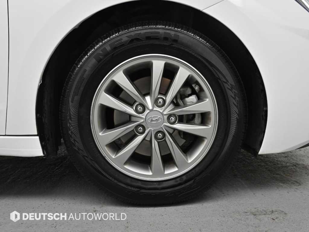 HYUNDAI Avante - Vista 5